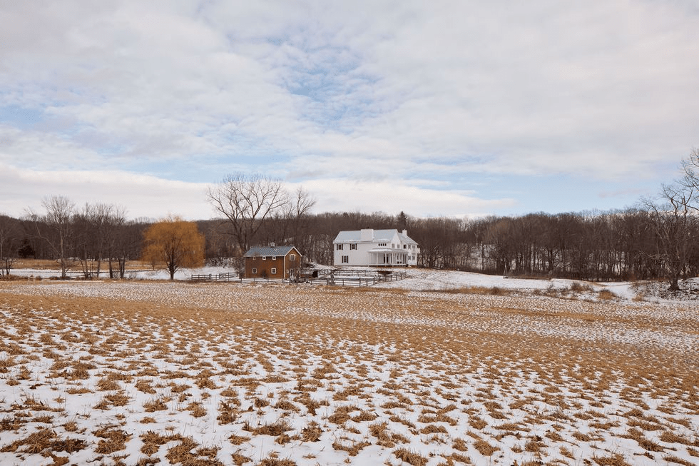 What Do You Get When You Bring Modernism to a Faux Farmhouse? This Cozy Family Escape