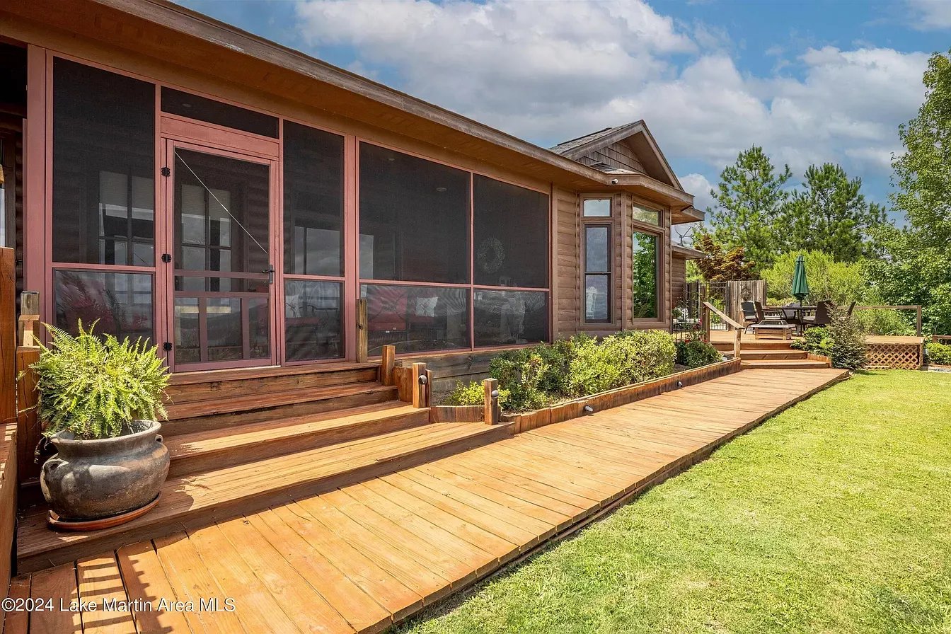 394 Sandy Ln