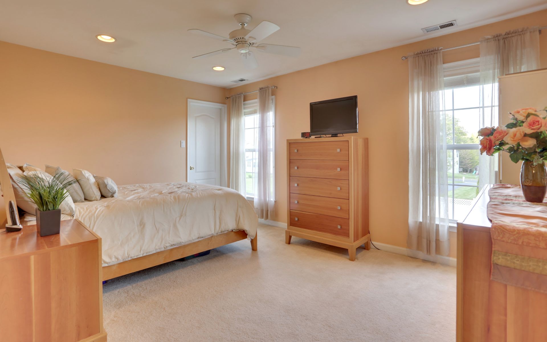 8 SHOREHAM CT
