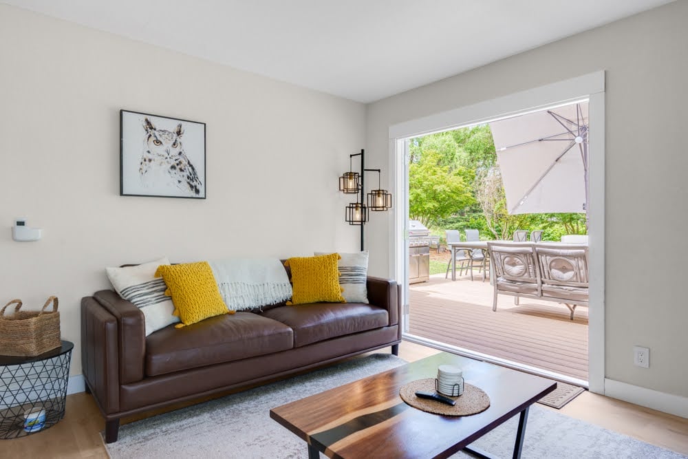 725 Lytton Station