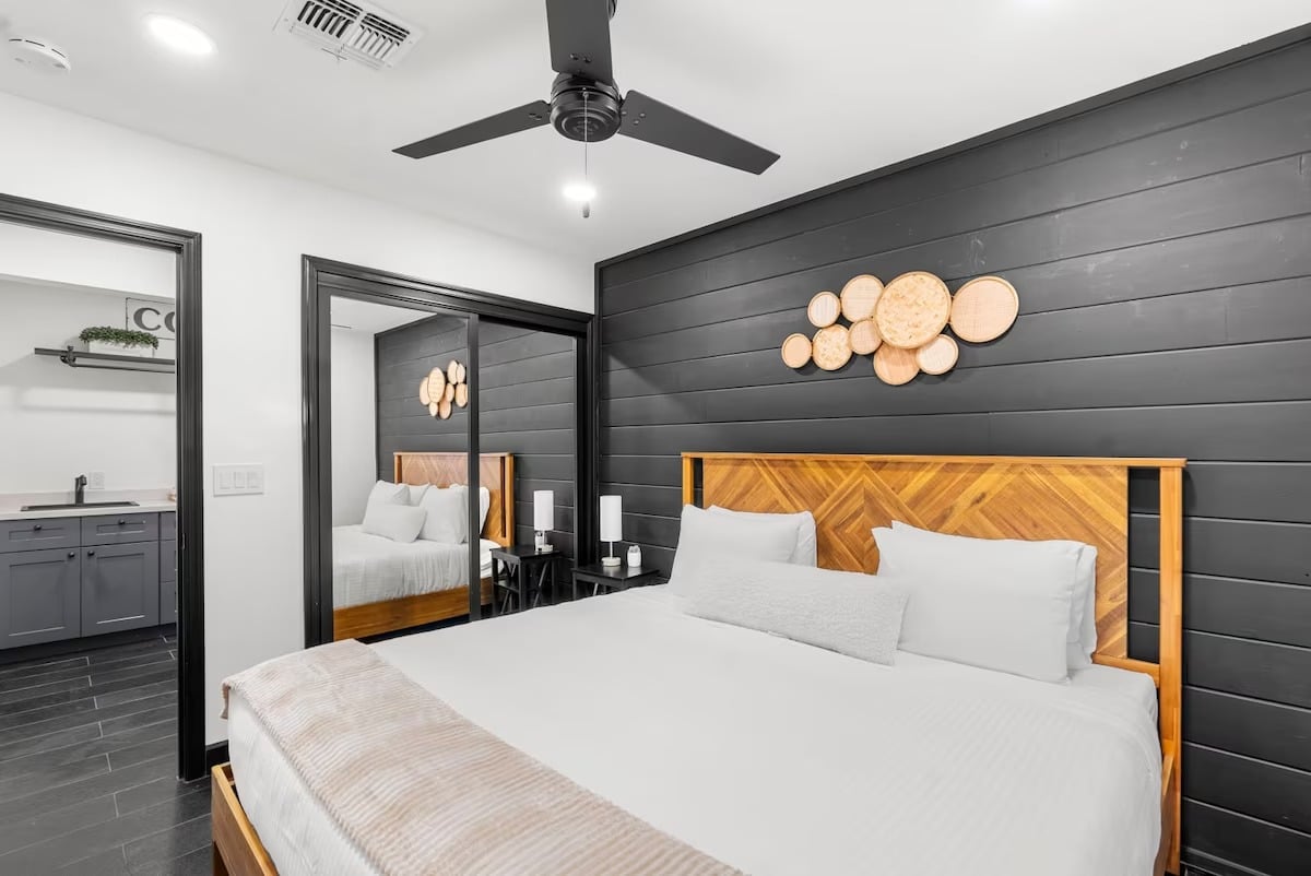 Phoenix Luxury! Pickleball | Free Heated Pool | Hot Tub