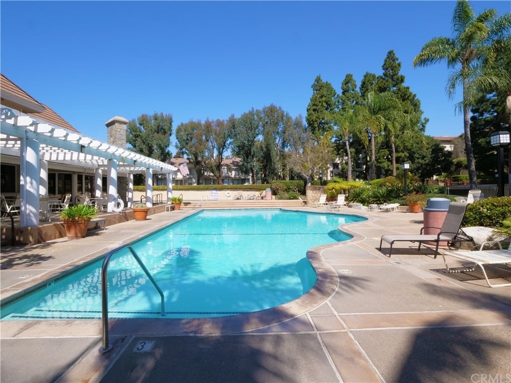 2563 Plaza Del Amo #204