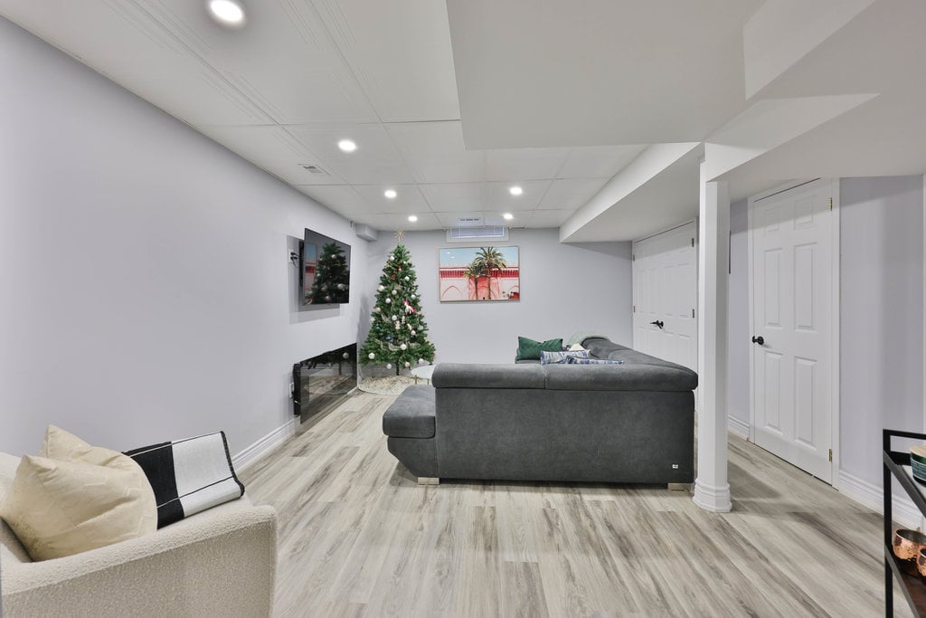 TH21-1385 Lakeshore Rd W 