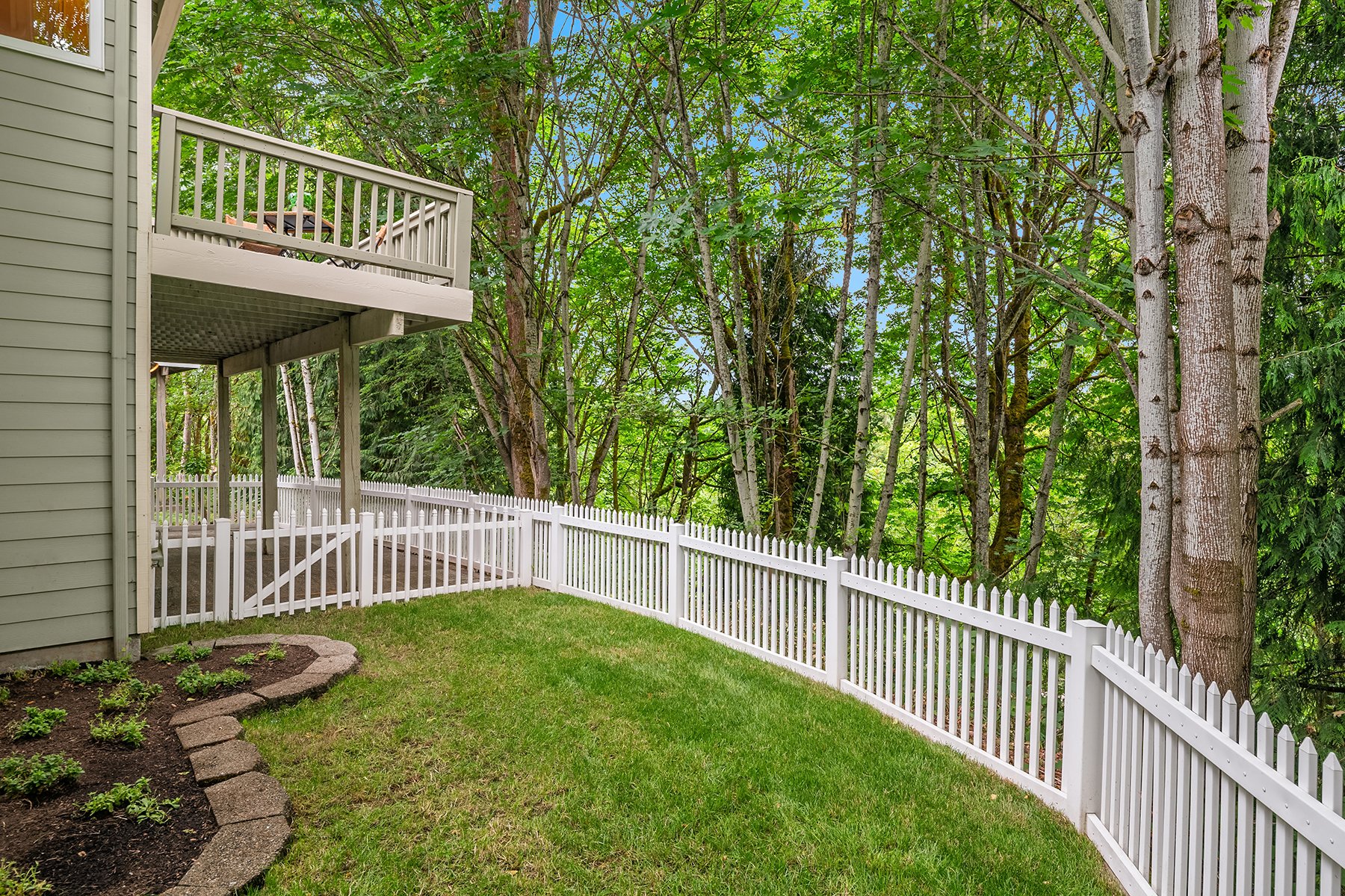 Quiet Elegance in Kirkland: Ideal Location & Natural Beauty
