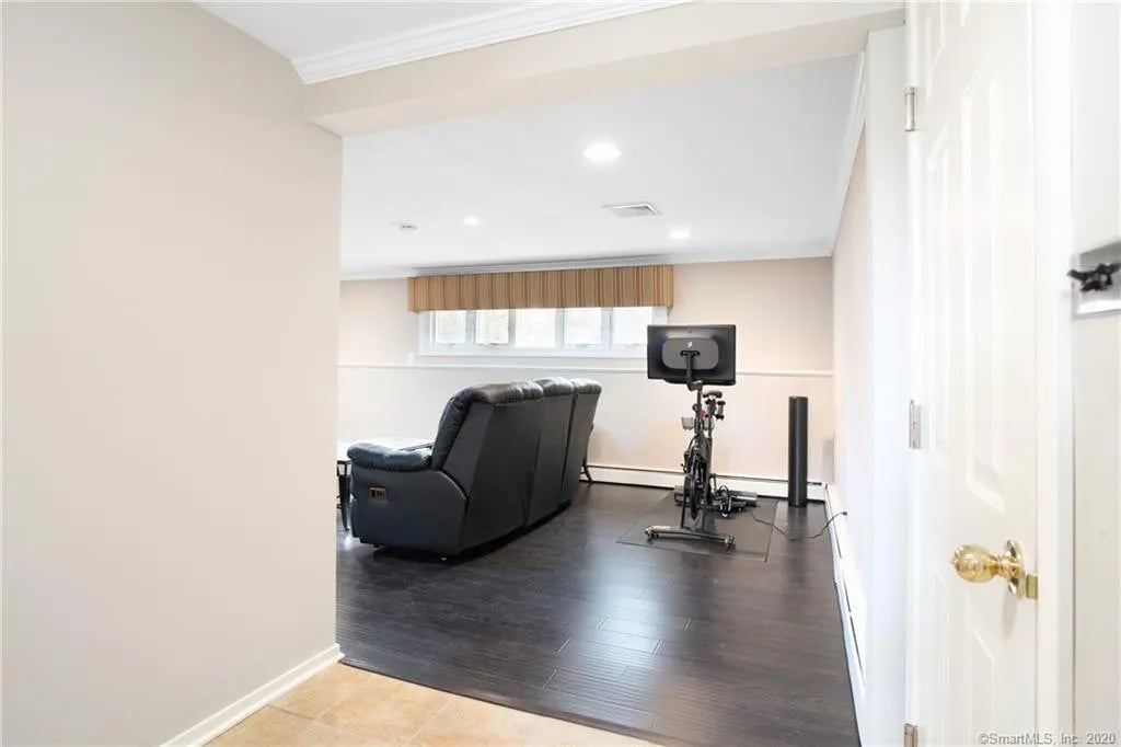 28 Surrey Dr, Norwalk