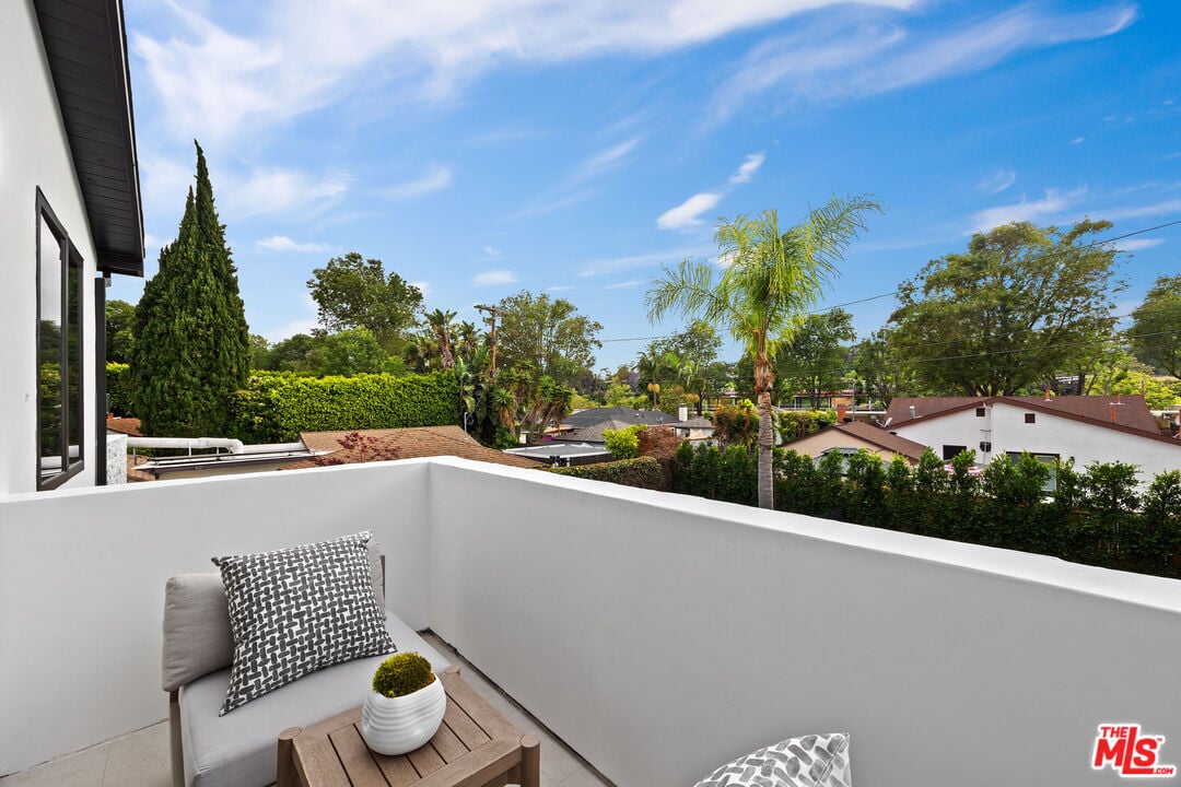 Castle Heights Pl, 90034