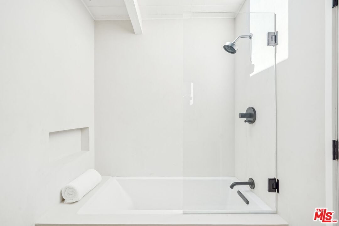 Sunset Crest Dr, 90046