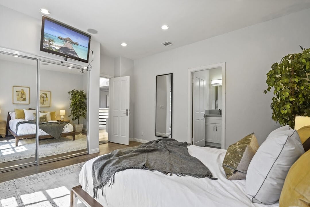 Solaris Manor, N Knoll Dr, 90068