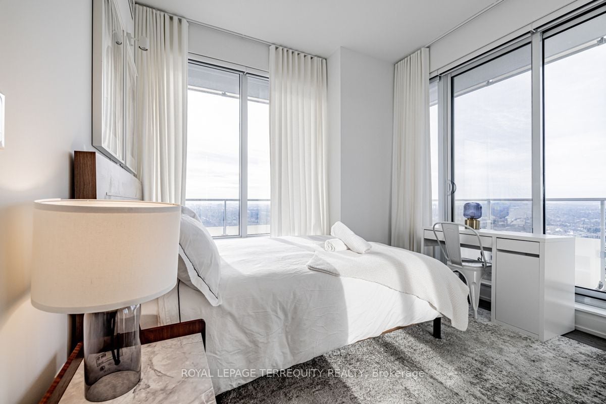 BEAUTIFUL CORNER PENTHOUSE