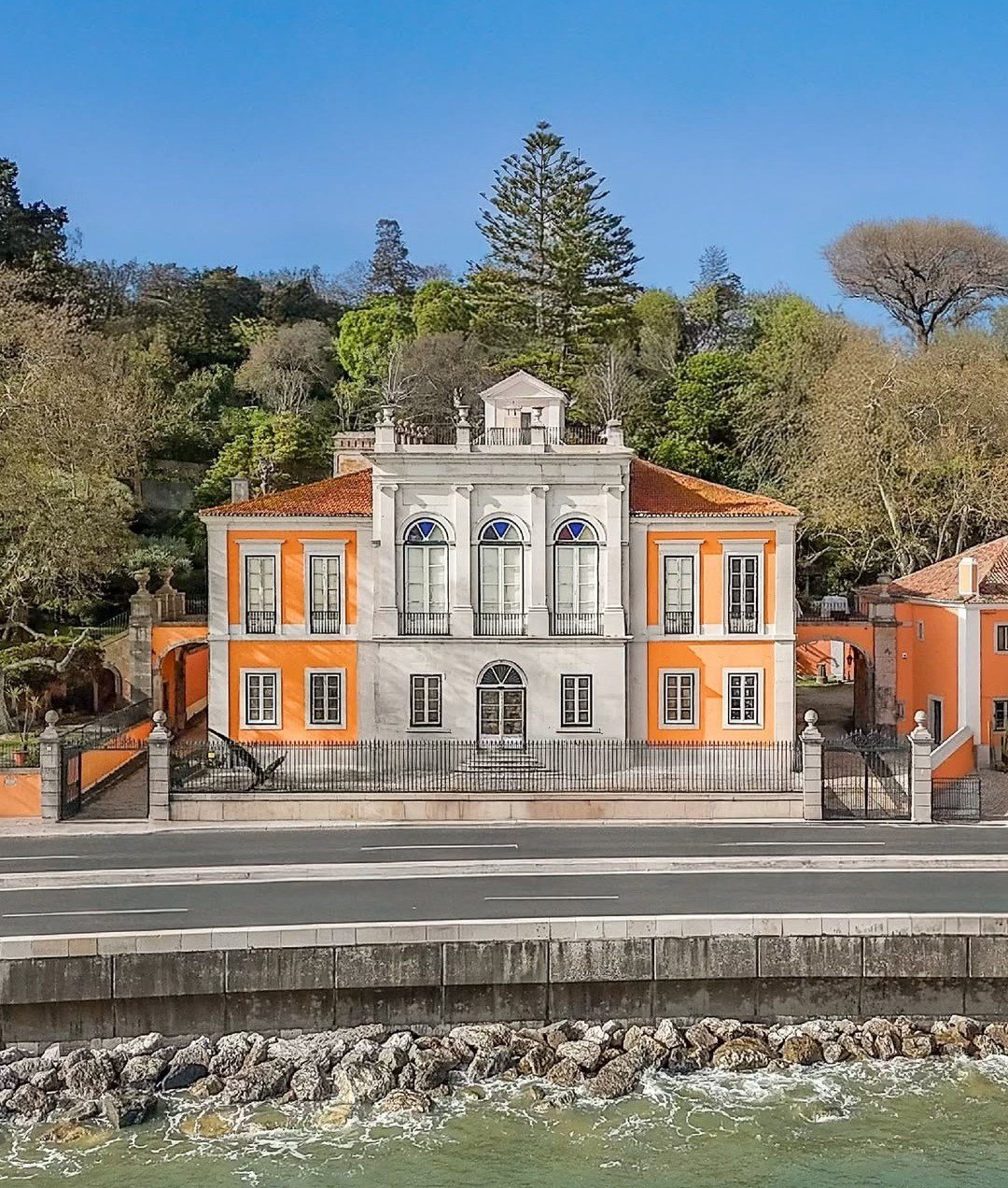 Quinta do Relógio: Historic 19th-Century Waterfront Palacete in Paço de Arcos, Oeiras
