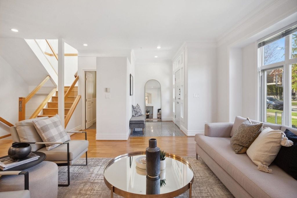 116 W 46th Ave
