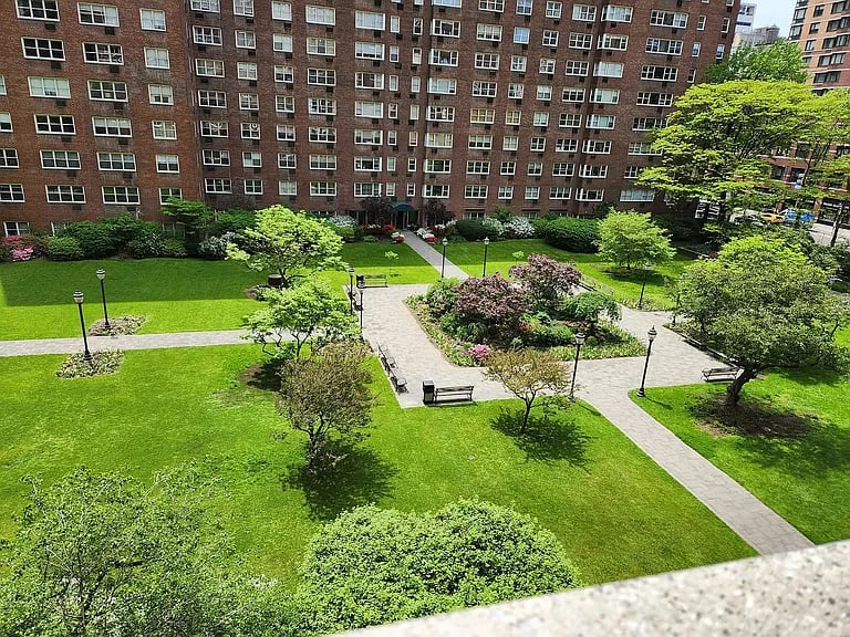 30 W 60th St APT 5E