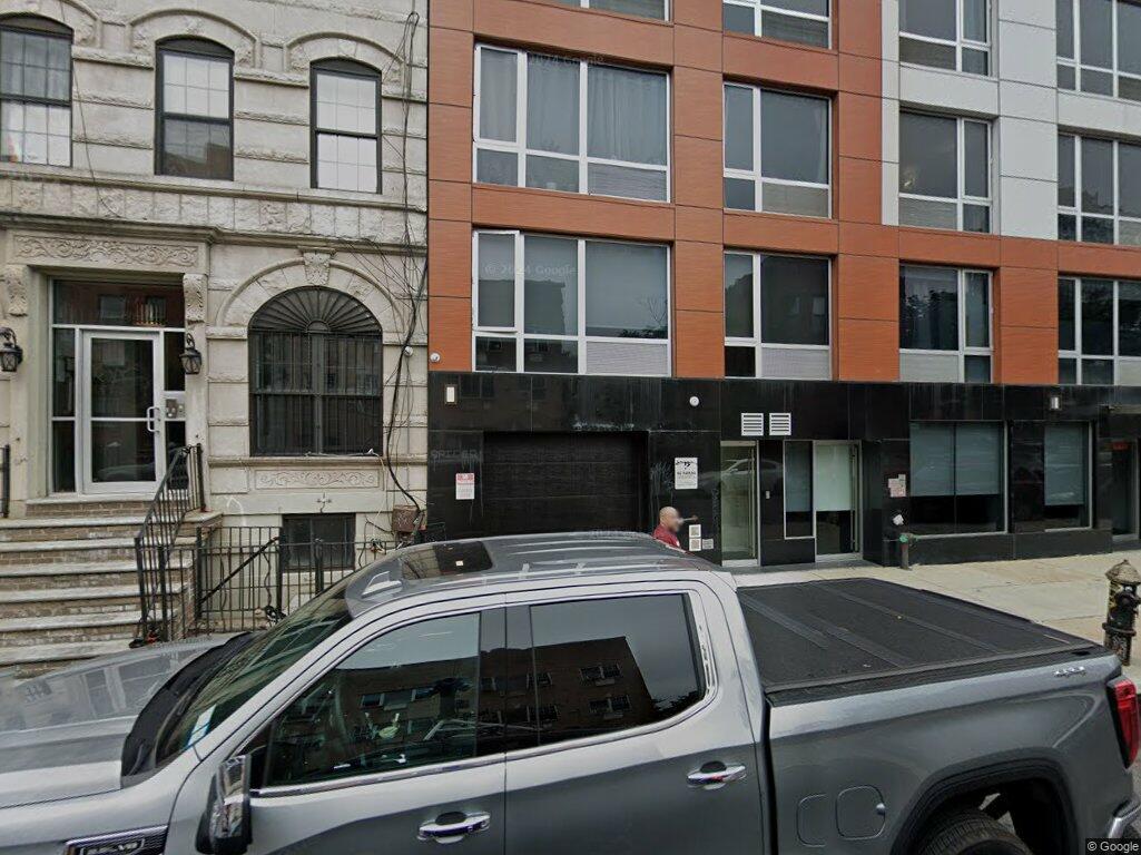 557 Hart St. #3B+