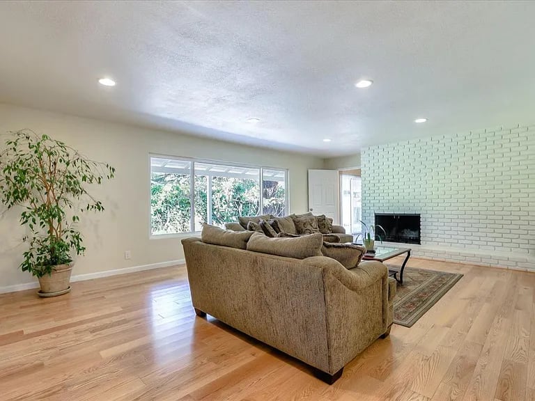560 S El Monte Ave