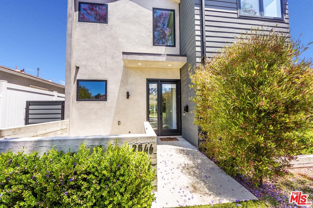 2546 Wellesley Ave