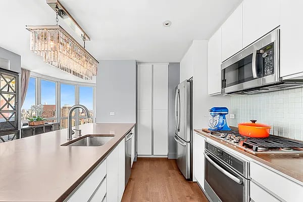 306 Gold St Ste 38F