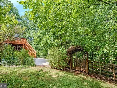 106 Calvary Ct SE