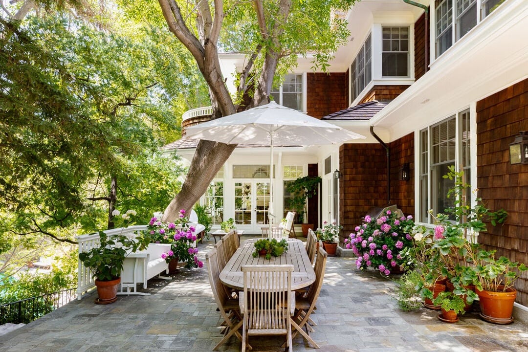 Mandeville Canyon Rd, 90049