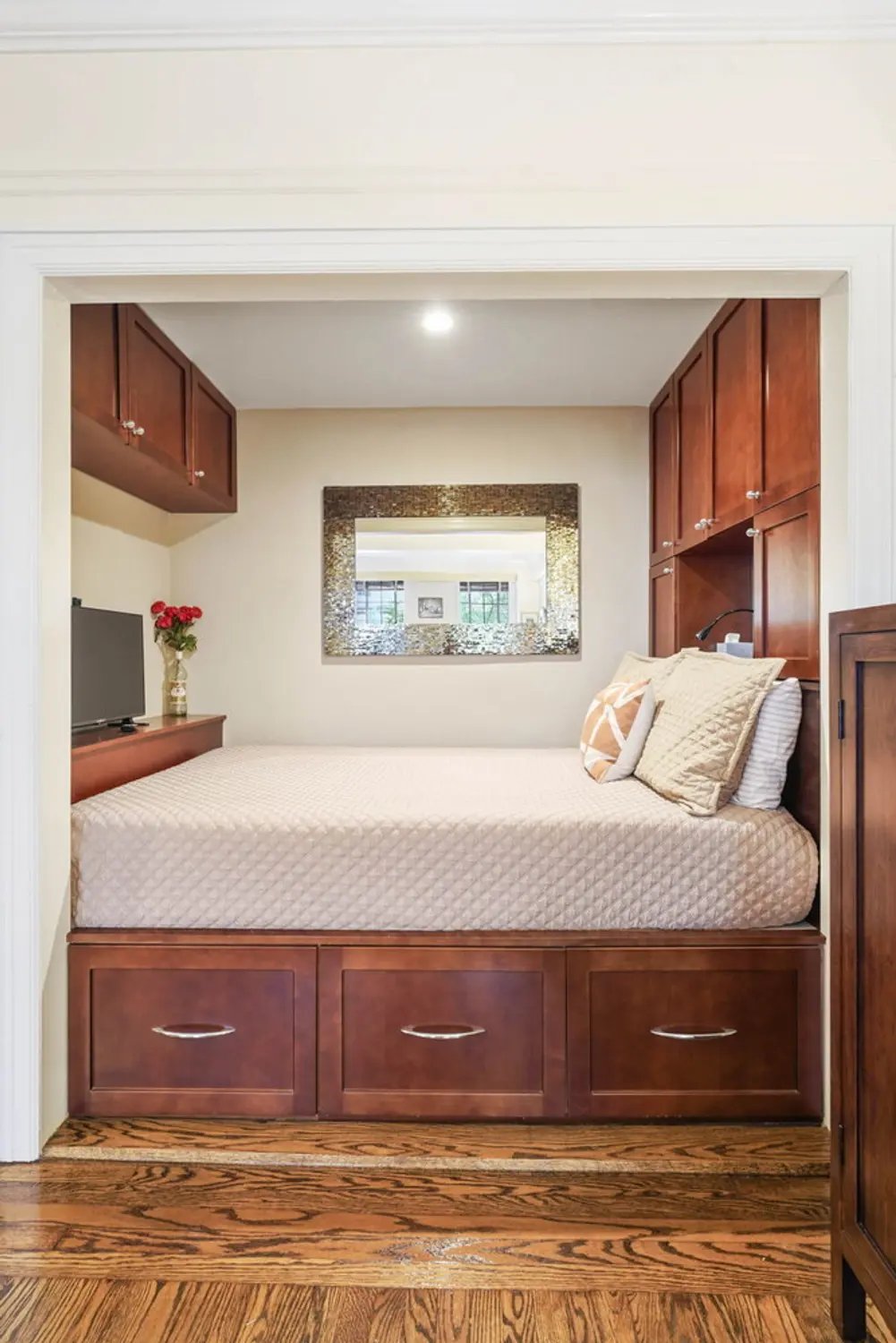 333 W 56th St Apt 2L