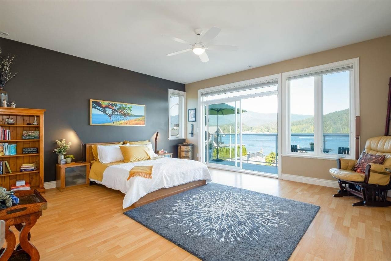 386 Beachview Dr