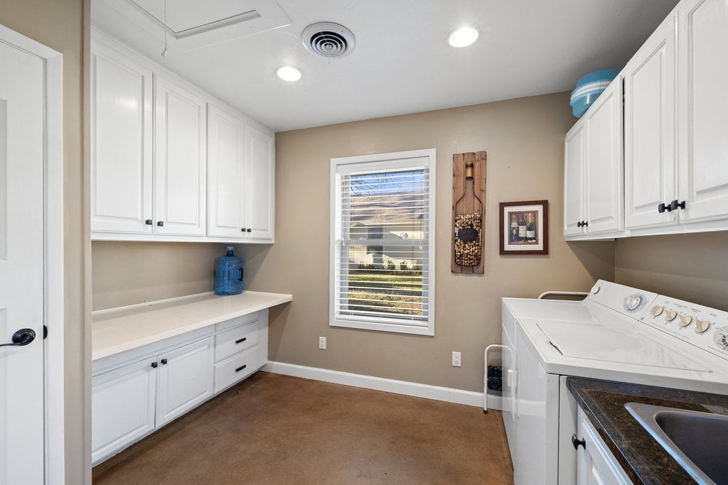 Stunning Waterfront Retreat in the Heart of Kingsland