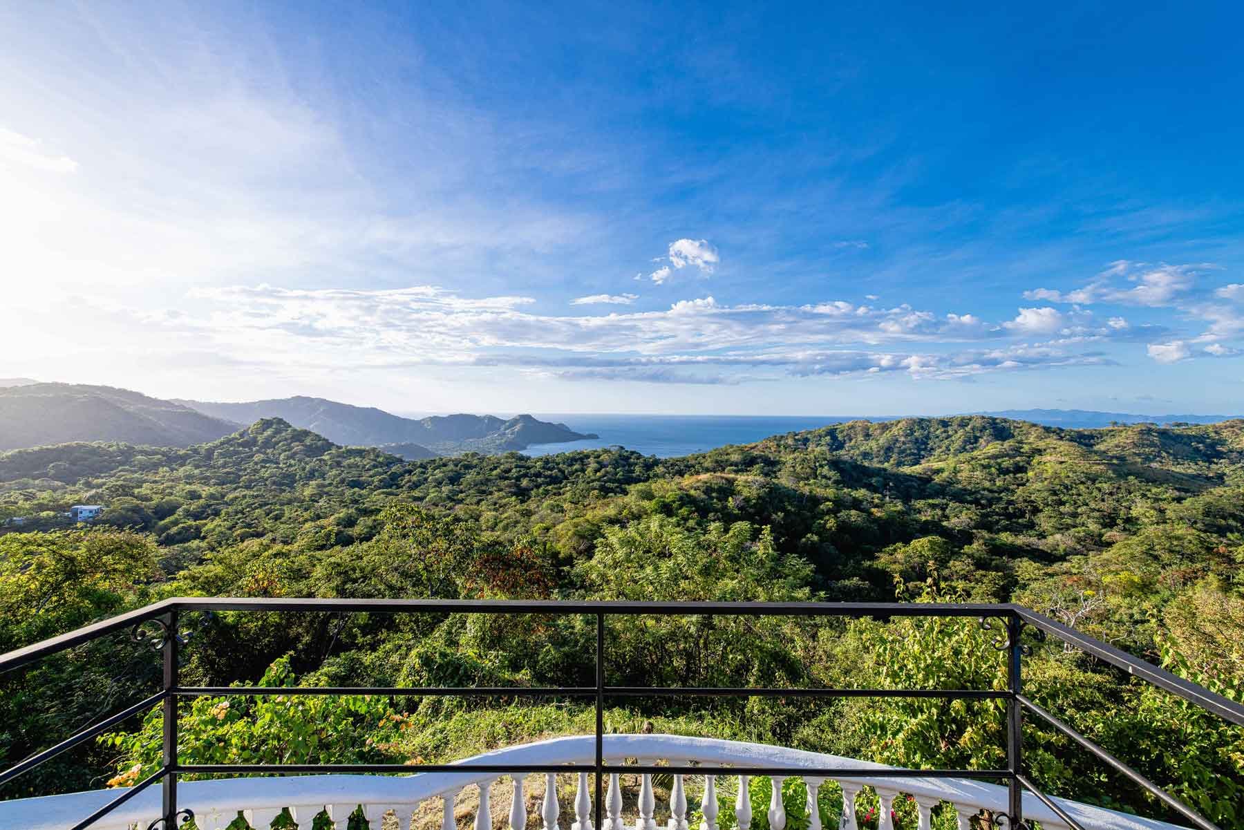 Casa Vista de Paraíso | Panoramic Ocean & Volcano Views in Exclusive Lomas del Mar