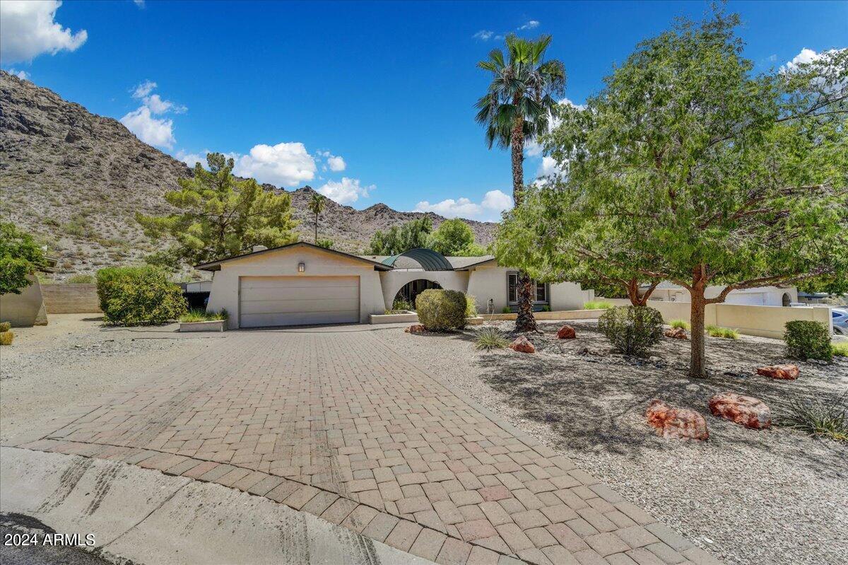 2347 E Orangewood Ave