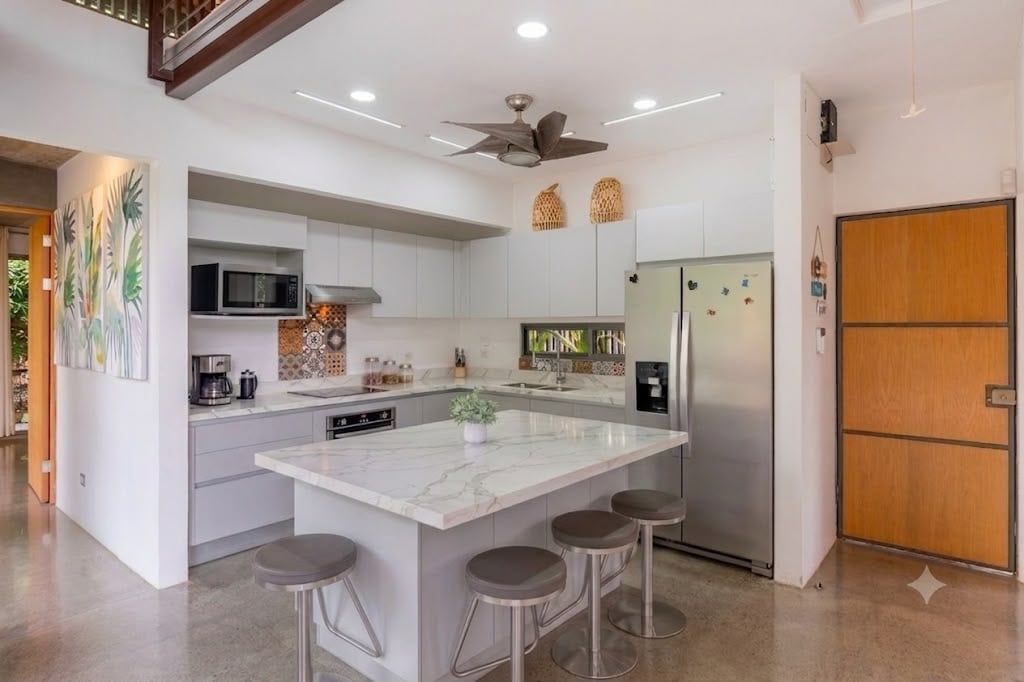   3 bedrooms, 2.5 bathrooms Villa Steps from Uvita, beautiful Beaches, Waterfalls, Restaurants and Tourist Attractions.
