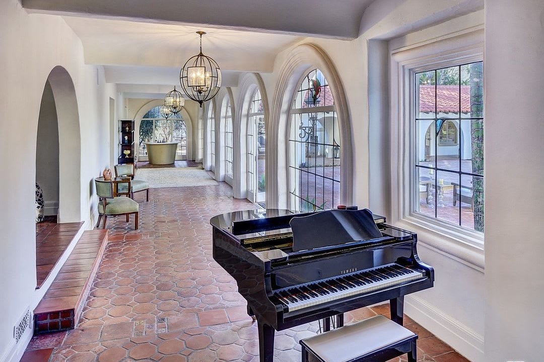 Benedict Canyon Dr, 90210