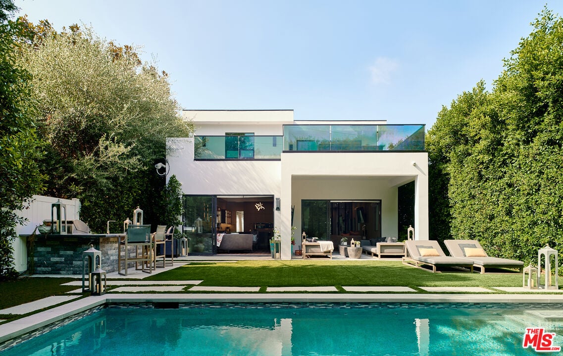 N Bowling Green Way, 90049