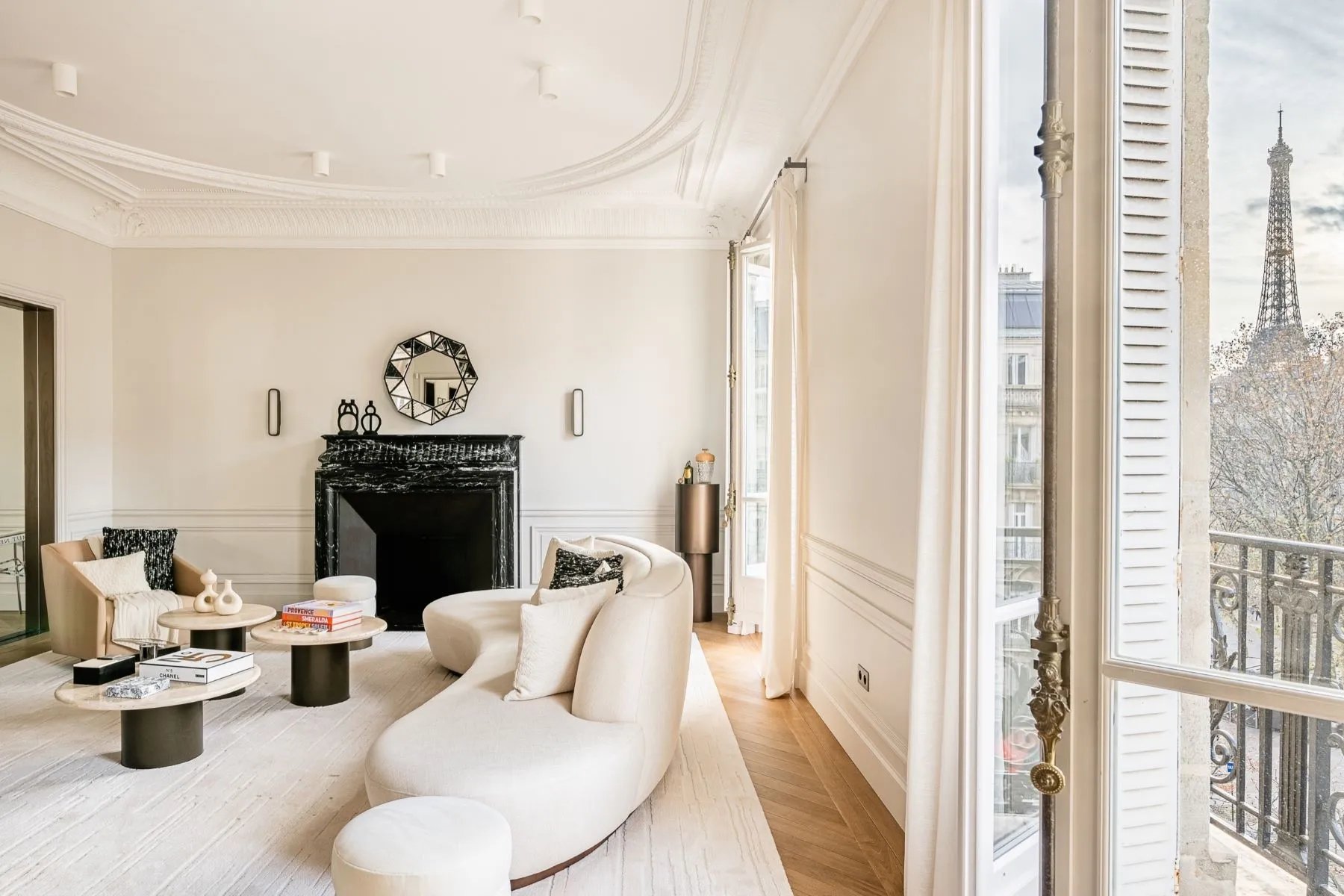 Prestigious apartment in golden triangle Paris 8