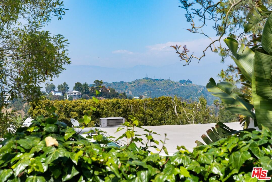 Sunset Crest Dr, 90046