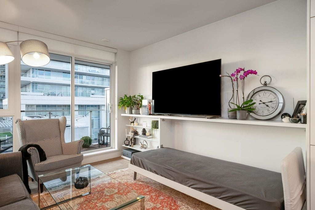 525 Foster Ave, #403
