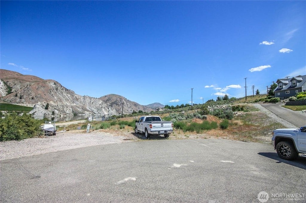 560 Lakefront Dr