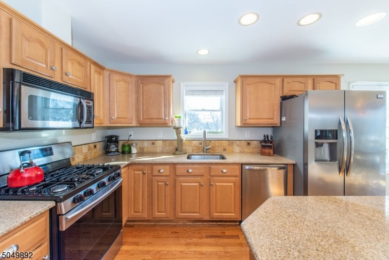 557 Lathrop Ave