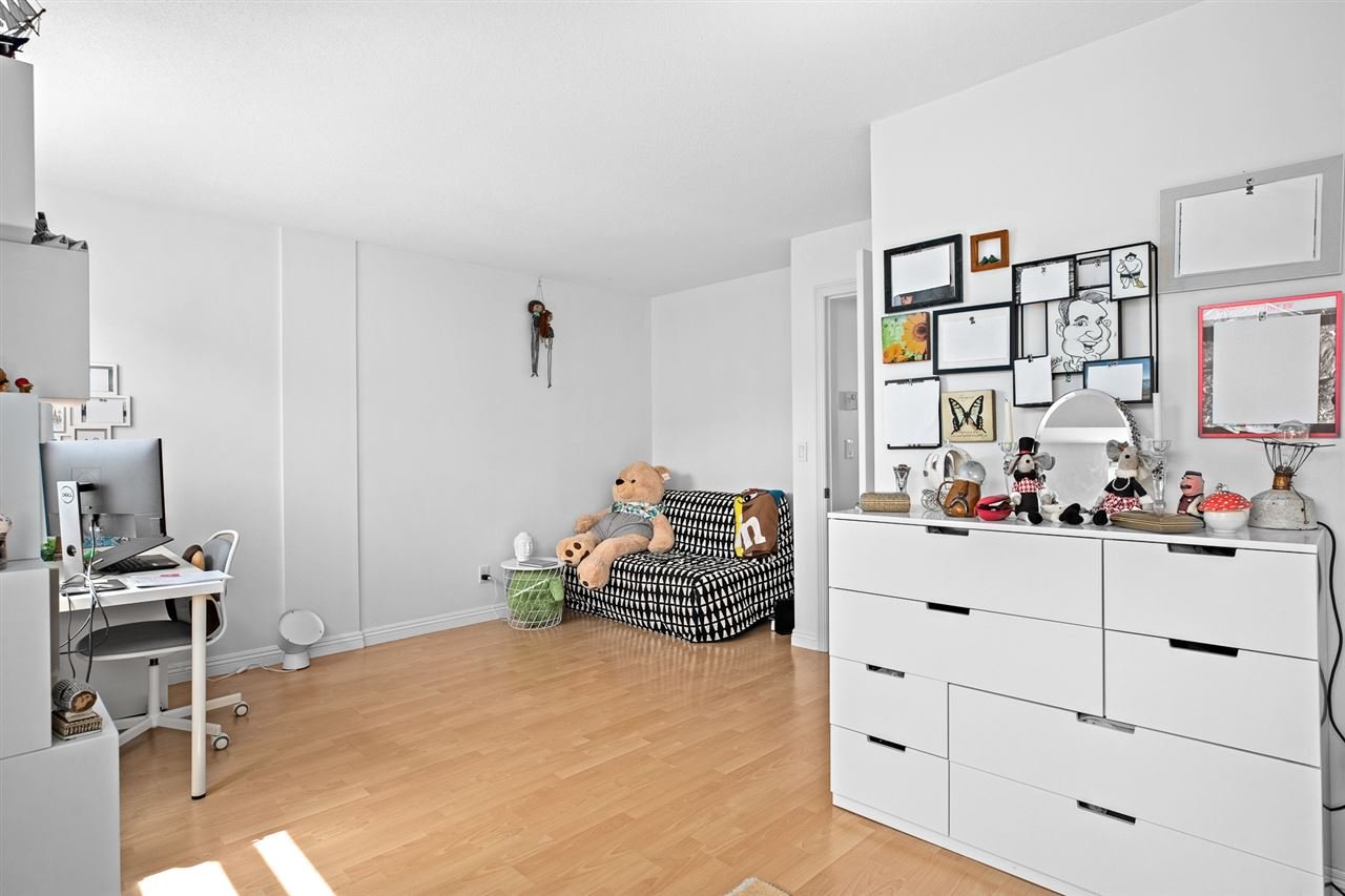 21-888 W 16th St