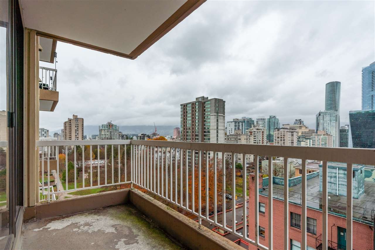 1207-1075 Comox St