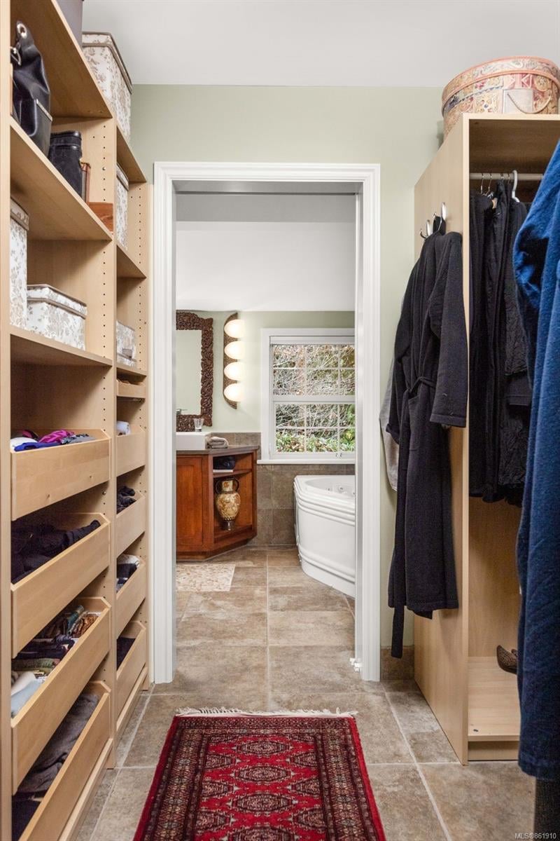 4349 Kingscote Rd, Cobble Hill