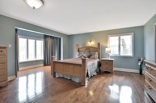298 Mineola Road West