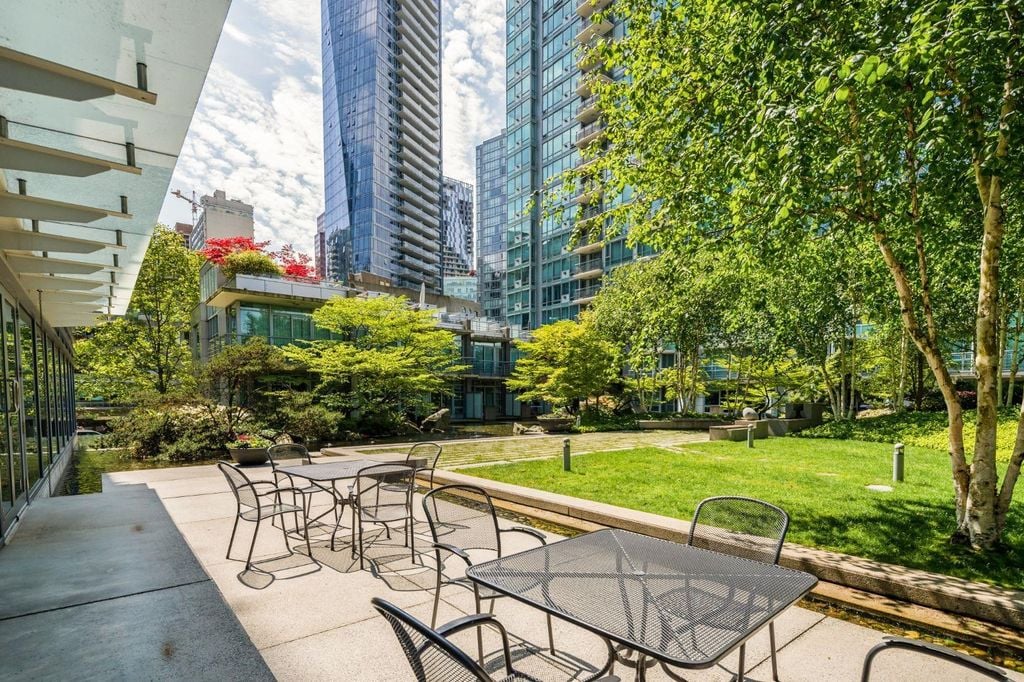 590 Nicola St, #2205