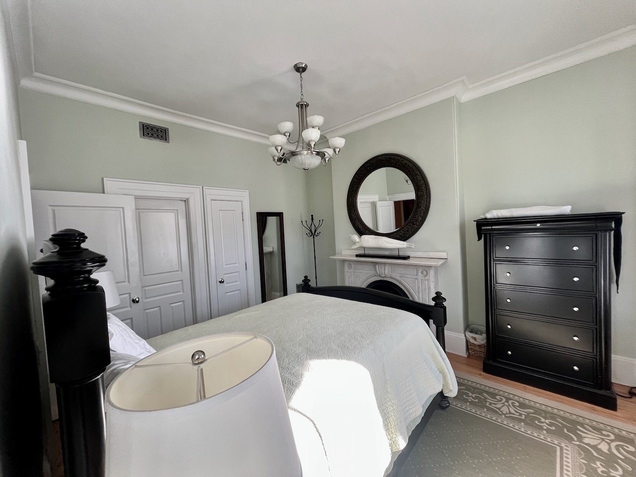 Beautifully Furnished South End Studio Apartment with Central Air/Laundry and more! Available December 1 or 15 or January 1! 