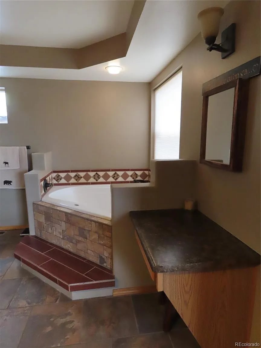 1051 Spring Valley Ln