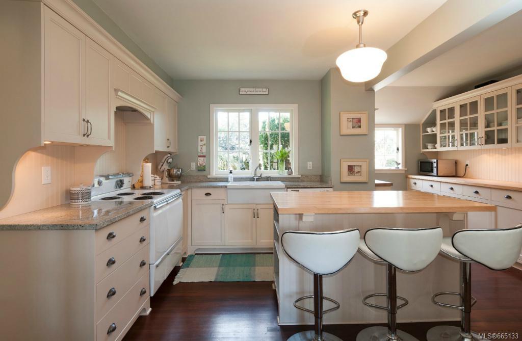 2861 Cadboro Bay Rd