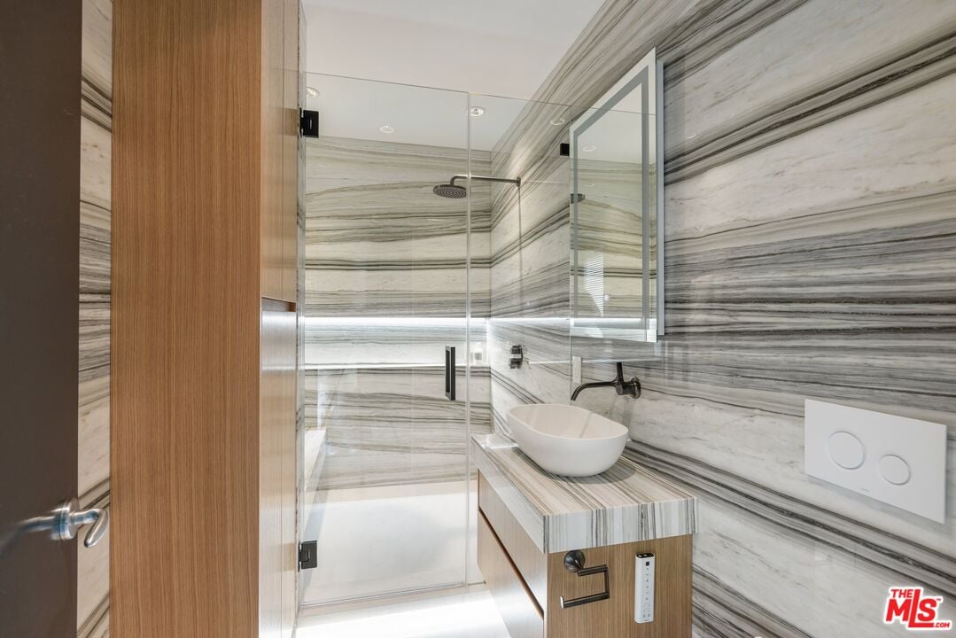 Aria Manor, Sunset Plaza Dr, 90069