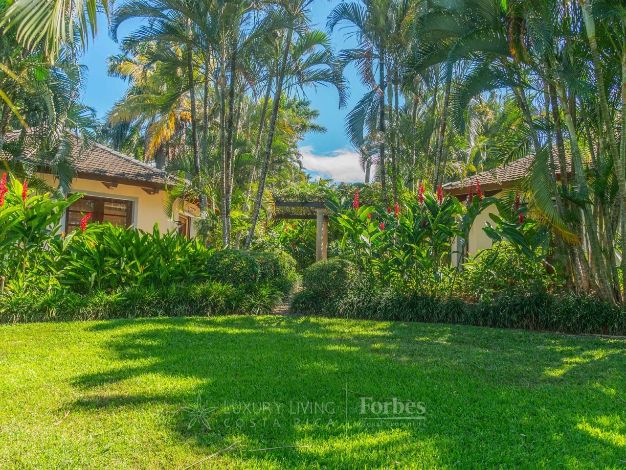 20440 - Balinese tropical style mansion on nice farm in La Garita
