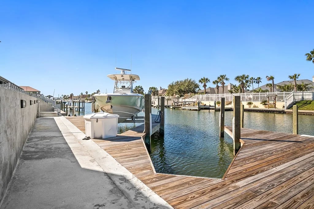 112 Dolphin Ct