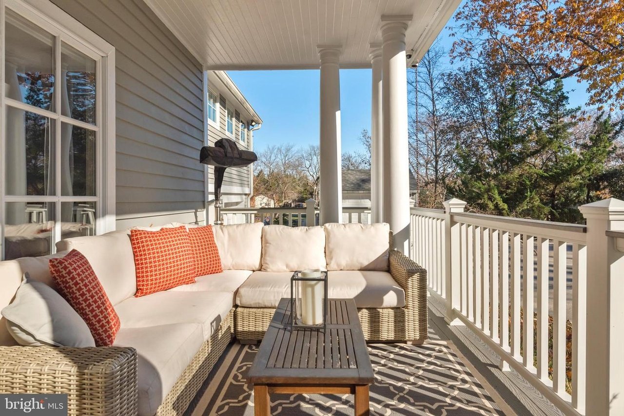 302 Holly Rd