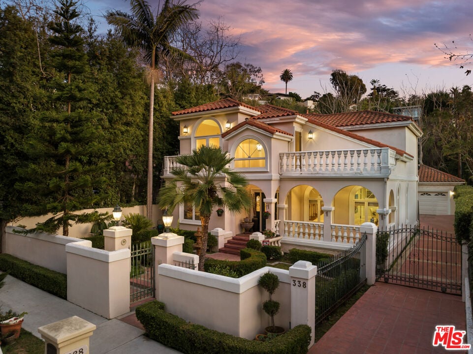 338 Entrada Dr