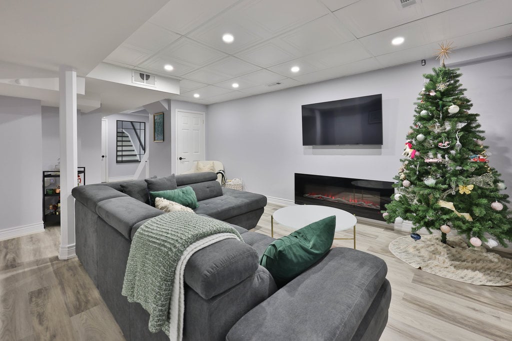 TH21-1385 Lakeshore Rd W 