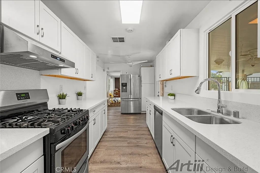 656 W 52nd St